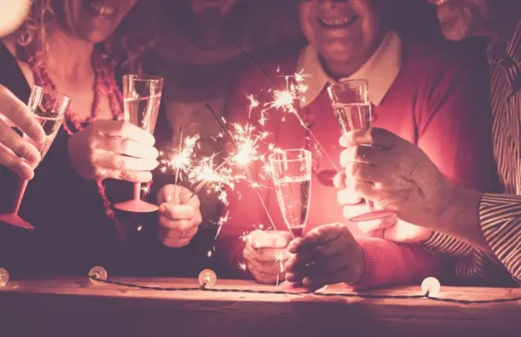 Gruppo di persone che festeggia Capodanno