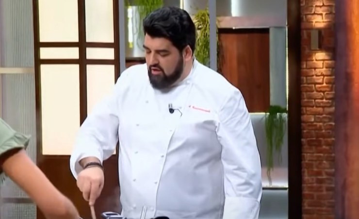 Lo chef Cannavacciuolo all'opera a Masterchef (MasterChef Italia - youtube screenshot)