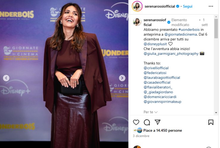 Serena Rossi mentre indossa il suo compleo bordeaux (Profilo Instagram)