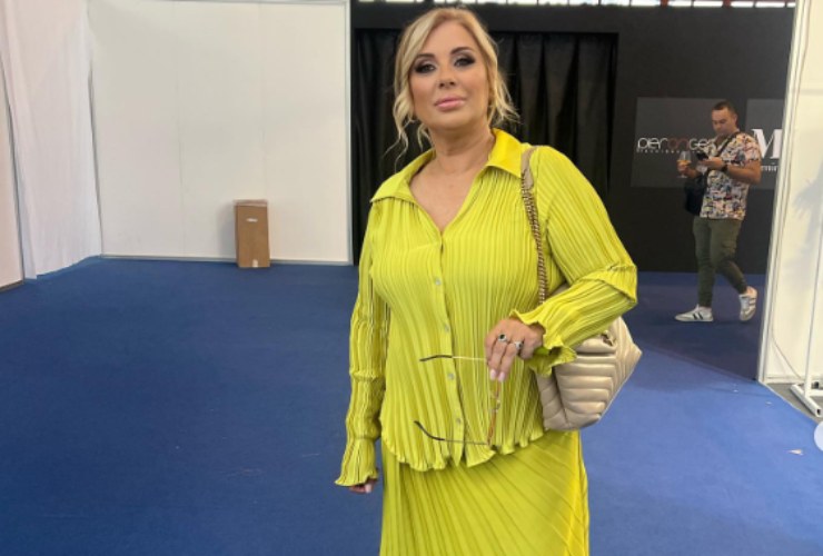 Tina Cipollari con un abito giallo (Profilo Instagram)