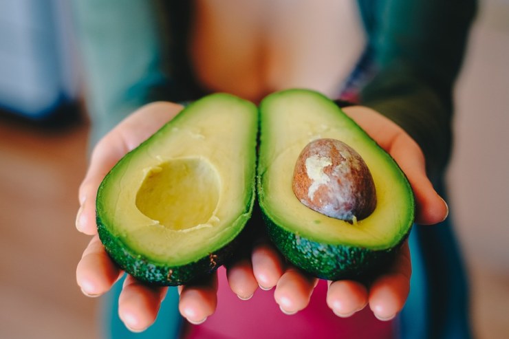 Un avocado a metà (Pixabay)