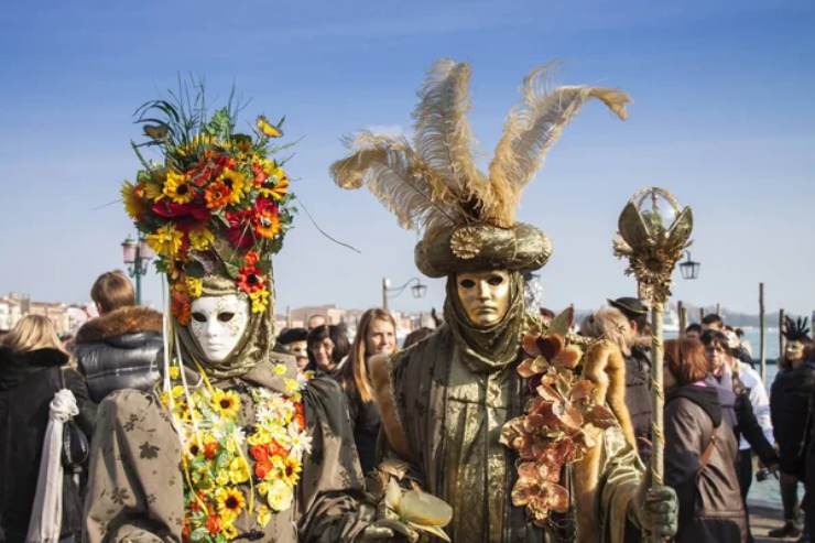 Alcune persone mascherate durante il carnevale di Venezia (Depositphotos)