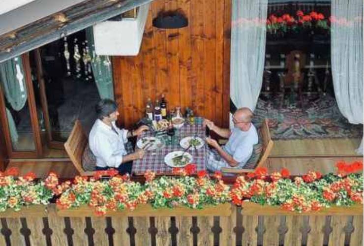 Alfonso Signorini mentre mangia sul terrazzo (profilo Instagram Signorini)