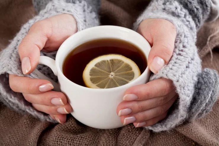 Illustrazione di una donna mentre beve una tazza di tè (Depositphotos)