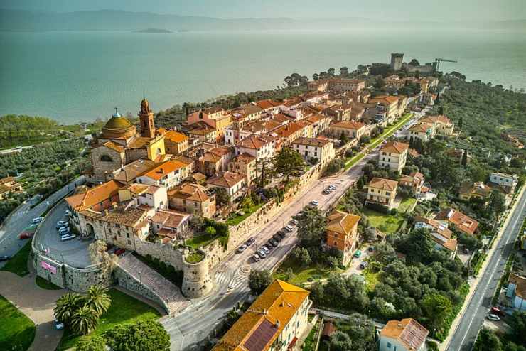 Una foto del Borgo con il Trasimeno che fa da sfondo (Wikipedia Hagai Agmon-Snir حچاي اچمون-سنير חגי אגמון-שניר FOTO