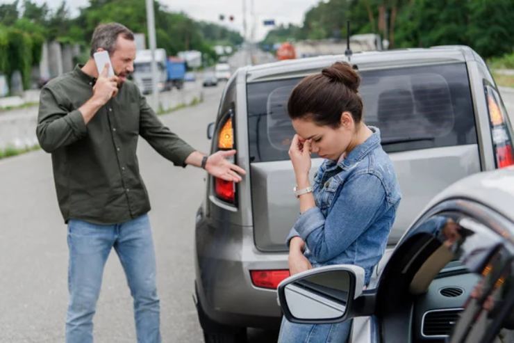 Una persona discute dopo un incidente (Depositphotos)