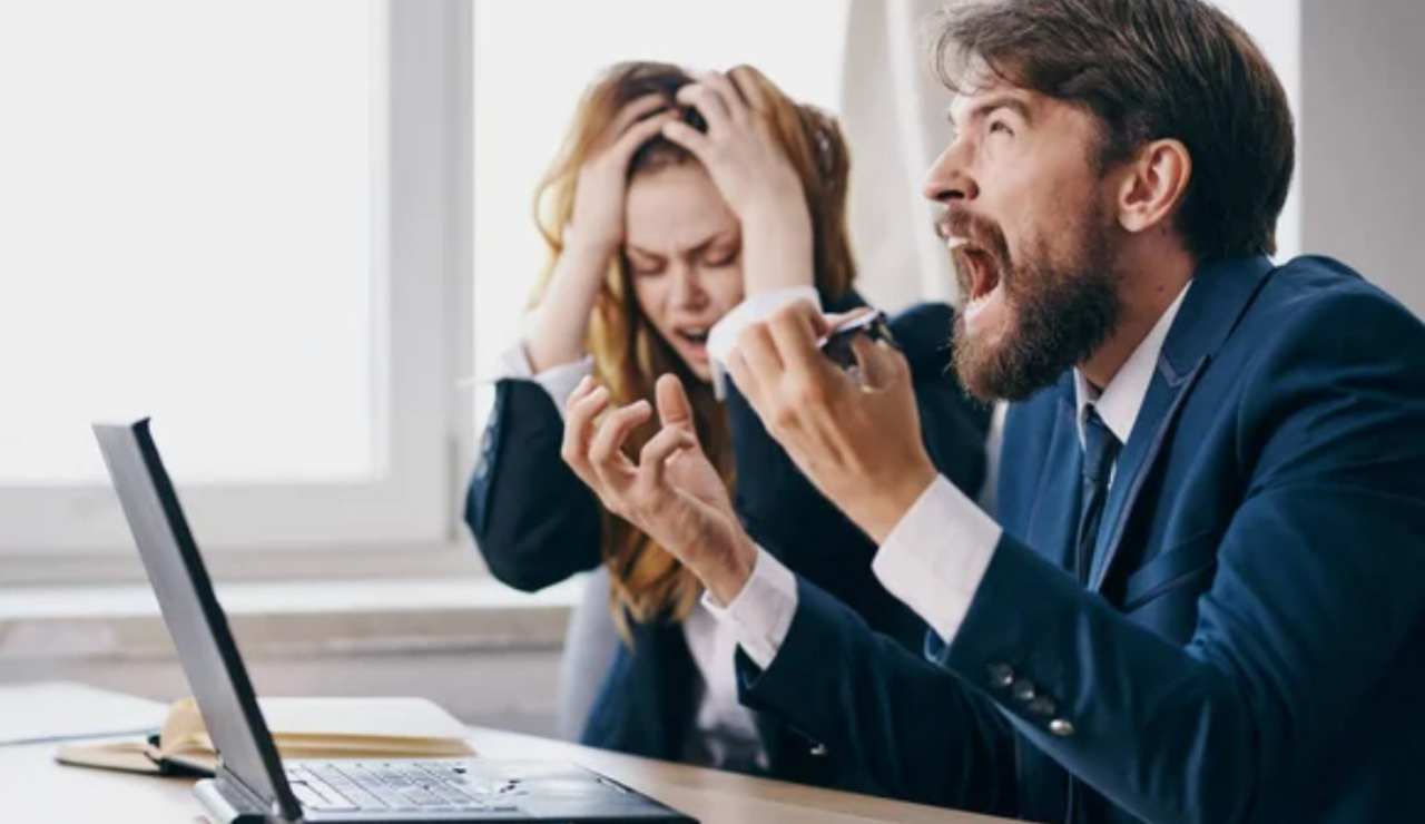 Uomo urla a lavoro (Depositphotos foto)