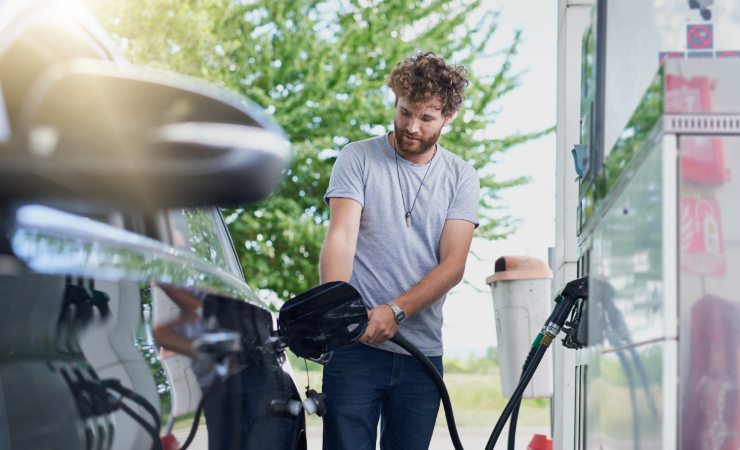 Uomo fa benzina dal benzinaio