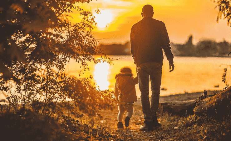 Padre e figlia al tramonto