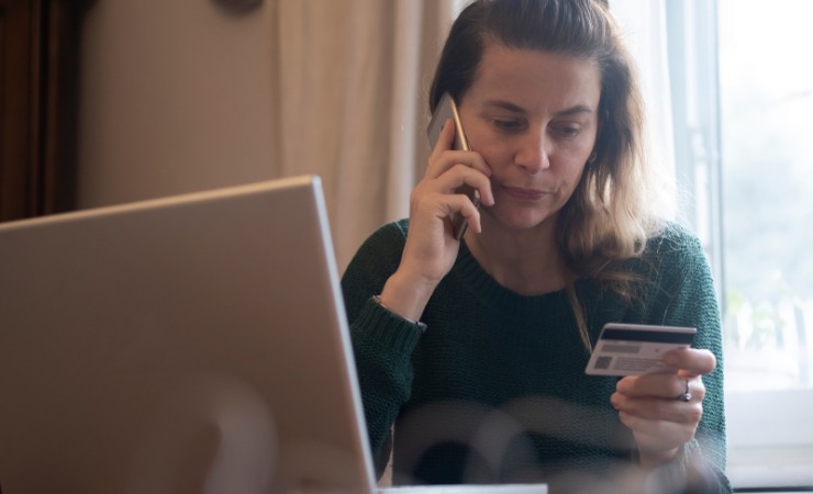 donna fornisce dati della carta