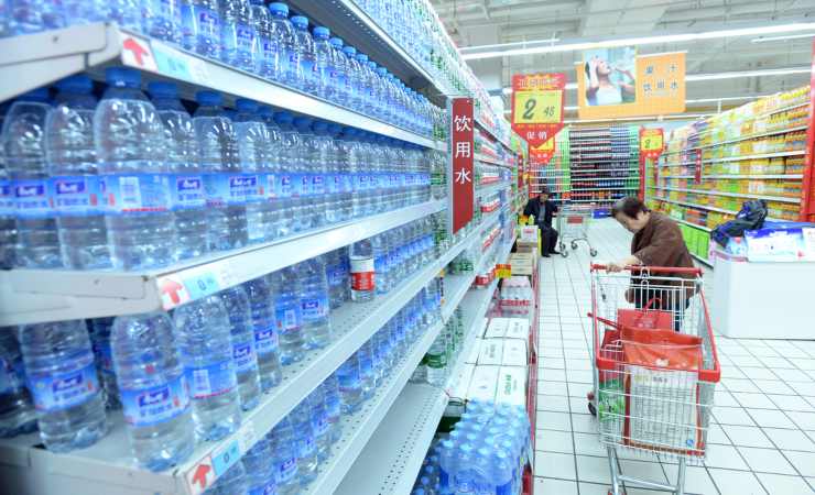 Bottiglie d'acqua al supermercato