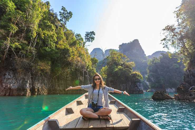 Illustrazione di una ragazza in vacanza (pexels FOTO) - www.notiziesecche.it