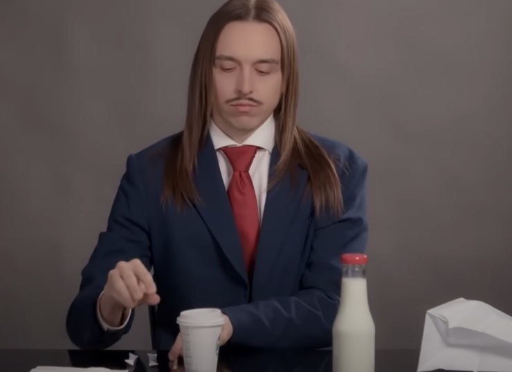 Tommy Cash nel video di Espresso Macchiato (Tommy Cash - youtube screenshot)