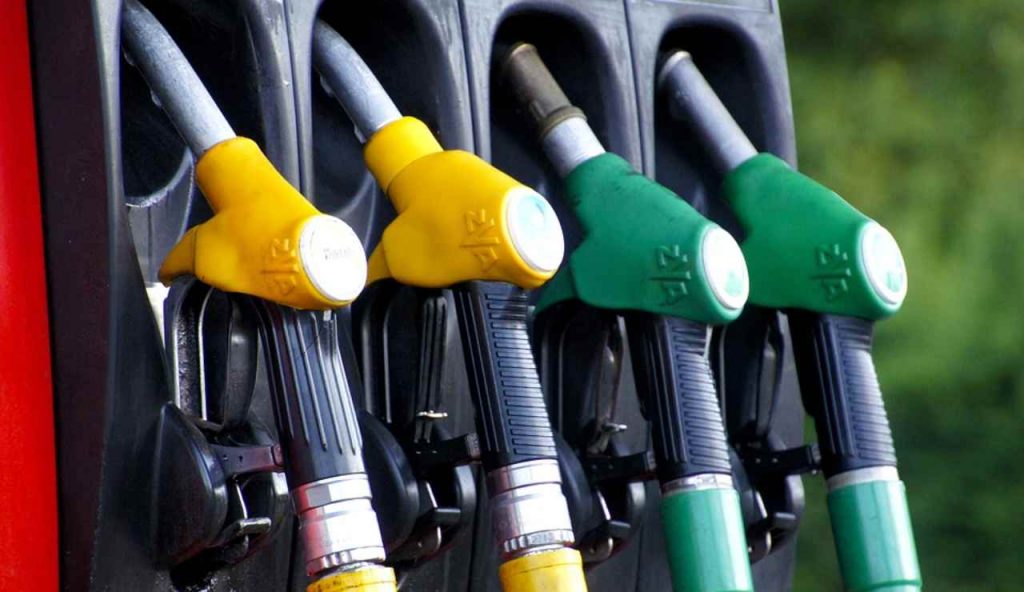 Benzina e Diesel vanno in pensione | Il nuovo carburante rappresenta la svolta: ci guadagnano tutti quanti