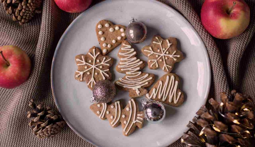 I biscotti di Natale non comprarli al supermercato: con questa ricetta potrai prepararli a casa con i tuoi bambini