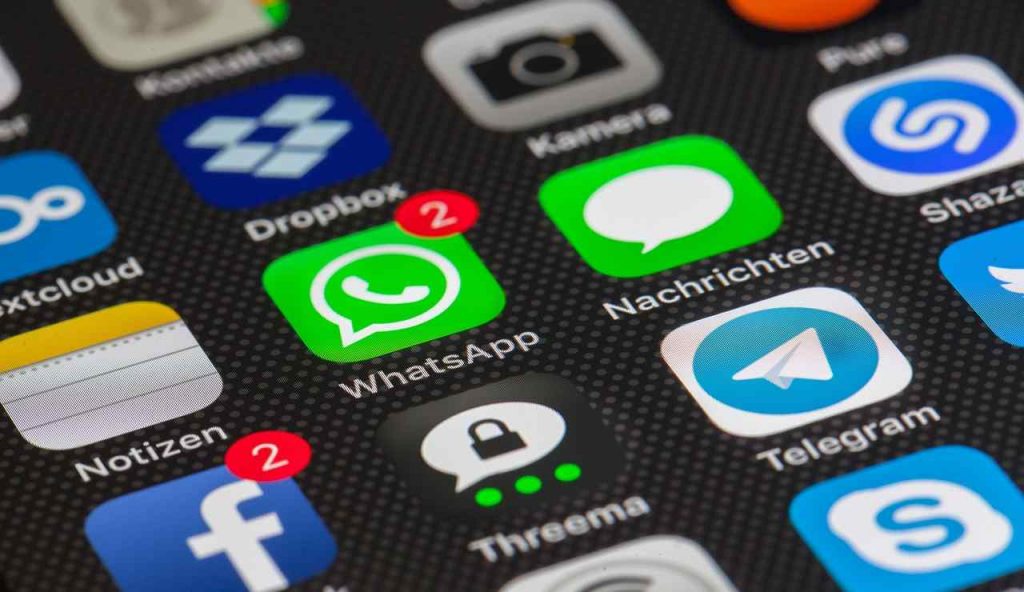 Brutte notizie per migliaia di utenti: WhatsApp sta per essere disinstallato | Chi ha un iPhone si ritroverà tagliato fuori