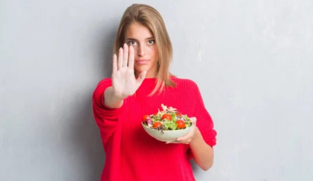 Insalata in busta, prima di portarla a tavola non dimenticare questo passaggio: se non lo fai metti a rischio la salute