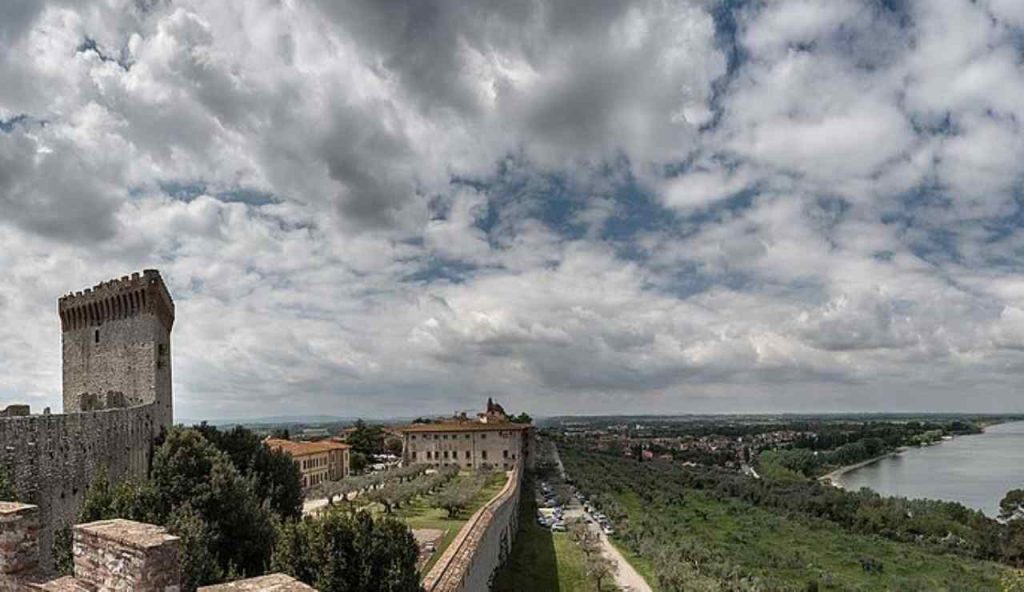 Lago, colline e tanta natura | Nel centro Italia c’è un borgo incredibile: chi lo vede resta ammaliato