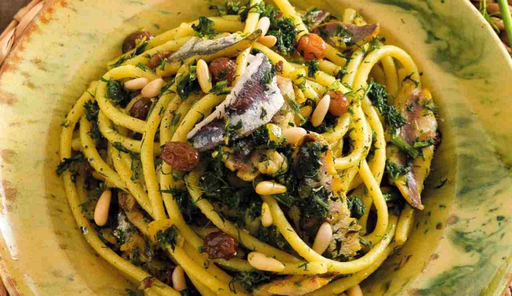 Pasta con le sarde, i siciliani la fanno così | Ricetta da leccarsi i baffi: ecco il segreto