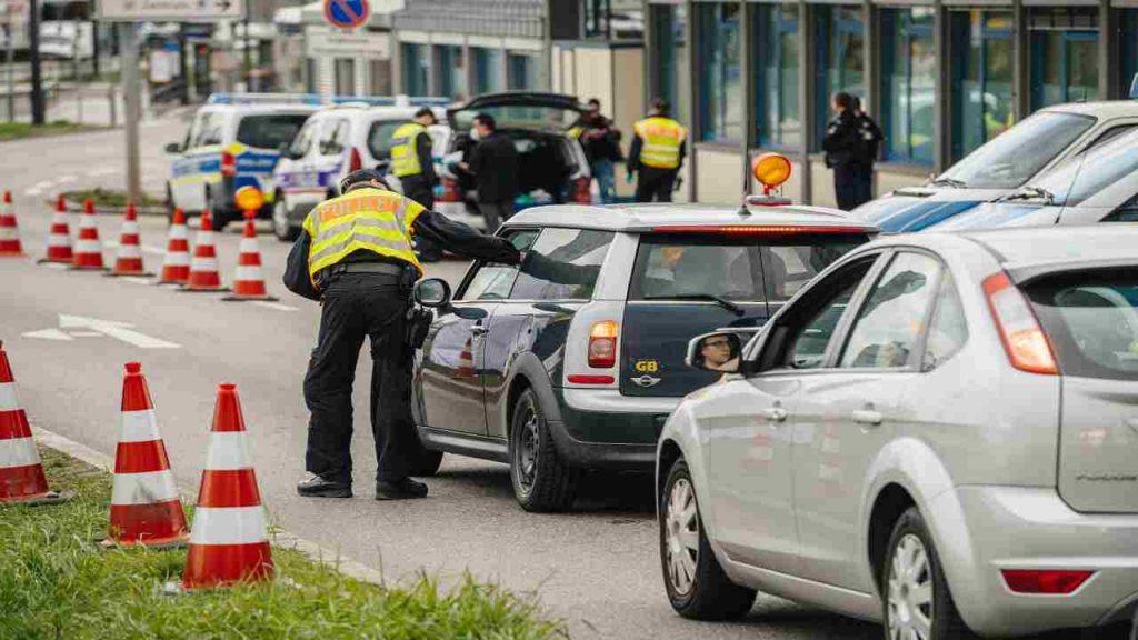 Controlli per strada, paletta alzata e devi accostare: con questi passeggeri a bordo ti fanno una maxi multa