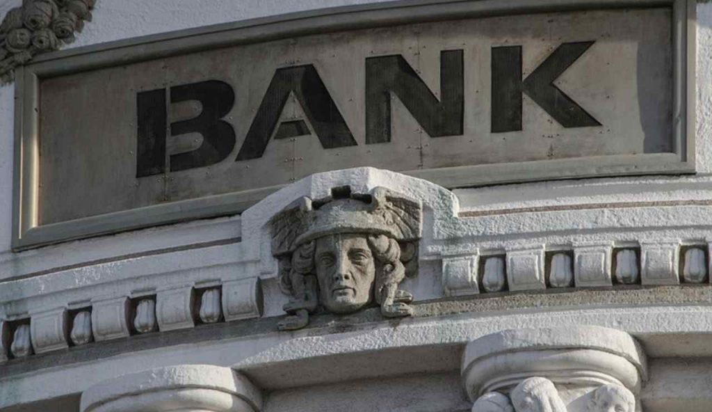 Banche, d’ora in avanti non gli devi più un euro | Cancellato tutto quello che c’era da pagare: vale da dicembre