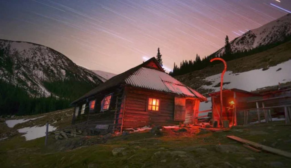 Tutti sognano la casa in montagna di Alfonso Signorini: ben 7 stanze nel cuore di Cortina | Quanto vale la sua dimora da sogno