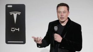 Musk durante una conferenza su Tesla (everyeyetech)