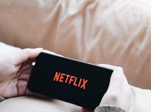 Mani di persona che guarda Netflix sul cellulare