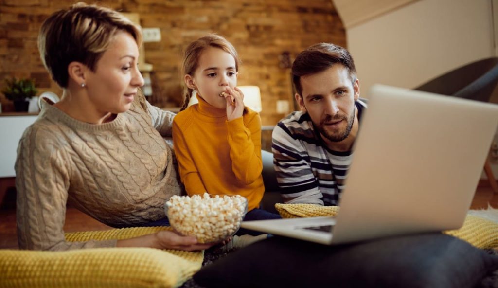 Dialoghi ridondanti e trame semplici: così le serie si adattano alla distrazione