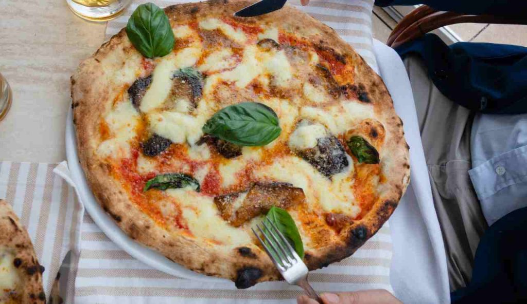 Troppe Pizzerie a Napoli? La migliore però si trova solo in questi locali: c’è sempre la fila