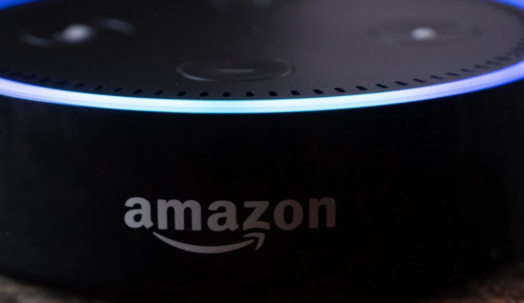 Batosta per gli amanti di Alexa: la nuova versione plus sarà a pagamento | Quanto costerà al mese