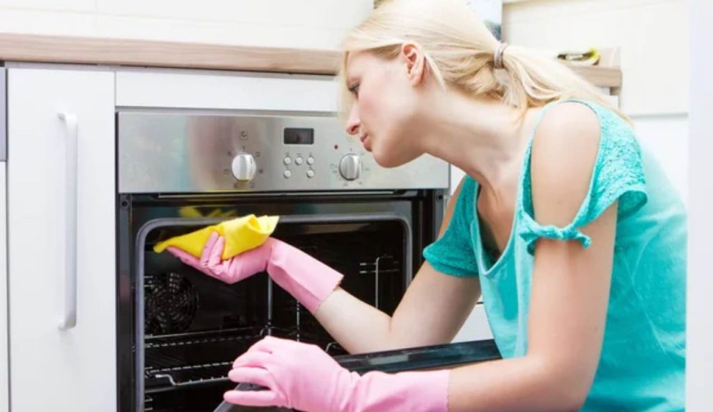 5 minuti per pulire il Forno non sono un sogno: non farai nessuna fatica con questo trucchetto della nonna