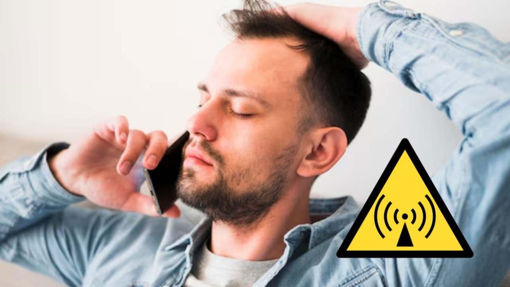 Pericolo radiazioni cellulari, gli esperti parlano chiaro: a quale distanza tenere lo smartphone per non rischiare la salute